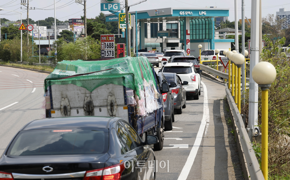 ▲휘발유와 경유 등 기름값이 연일 상승세를 이어가고 있는 가운데 17일 경기 수원시의 한 주유소에 차량들이 주유를 위해 길게 줄지어 서 있다. 정부는 16일 국민 부담 완화와 국제유가 오름세를 감안해 8월 말 종료 예정이던 유류세 인하 조치를 10월까지 연장하기로 했다. 조현호 기자 hyunho@