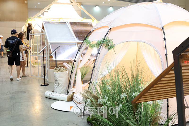 ▲17일 경기도 일산 킨텍스 제1전시장에서 열린 동아 스포츠·레저·골프산업 박람회에서 관람객들이 전시품을 살펴보고 있다. 고이란 기자 photoeran@