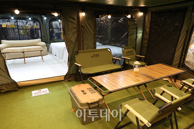 ▲17일 경기도 일산 킨텍스 제1전시장에서 열린 동아 스포츠·레저·골프산업 박람회에서 관람객들이 전시품을 살펴보고 있다. 고이란 기자 photoeran@