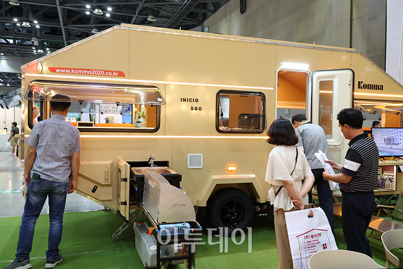 ▲17일 경기도 일산 킨텍스 제1전시장에서 열린 동아 스포츠·레저·골프산업 박람회에서 관람객들이 전시품을 살펴보고 있다. 고이란 기자 photoeran@