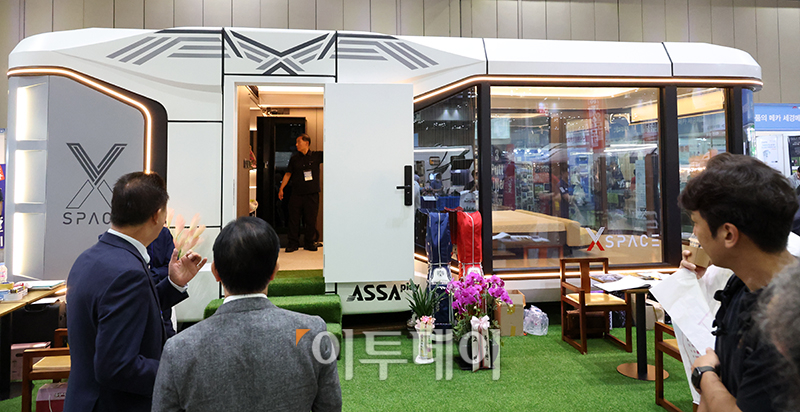 ▲17일 경기도 일산 킨텍스 제1전시장에서 열린 동아 스포츠·레저·골프산업 박람회에서 관람객들이 전시품을 살펴보고 있다. 고이란 기자 photoeran@