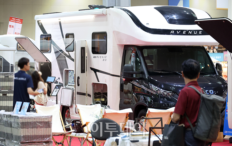 ▲17일 경기도 일산 킨텍스 제1전시장에서 열린 동아 스포츠·레저·골프산업 박람회에서 관람객들이 전시품을 살펴보고 있다. 고이란 기자 photoeran@