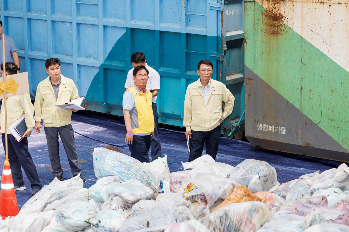 ▲지난달 31일 마포구 청소차고지에서 종량제 쓰레기 성상분석이 진행돼 박강수 구청장이 진행과정을 살펴보고 있다. 사진제공-마포구청
