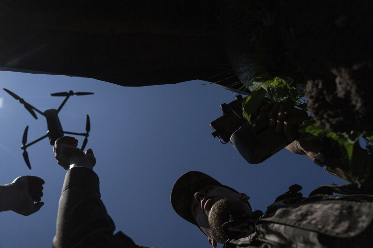 ▲한 우크라이나 병사가 2023년 7월 7일 바흐무트에서 러시아 진영을 향해 드론을 날리고 있다. 바흐무트(우크라이나)/AP뉴시스
