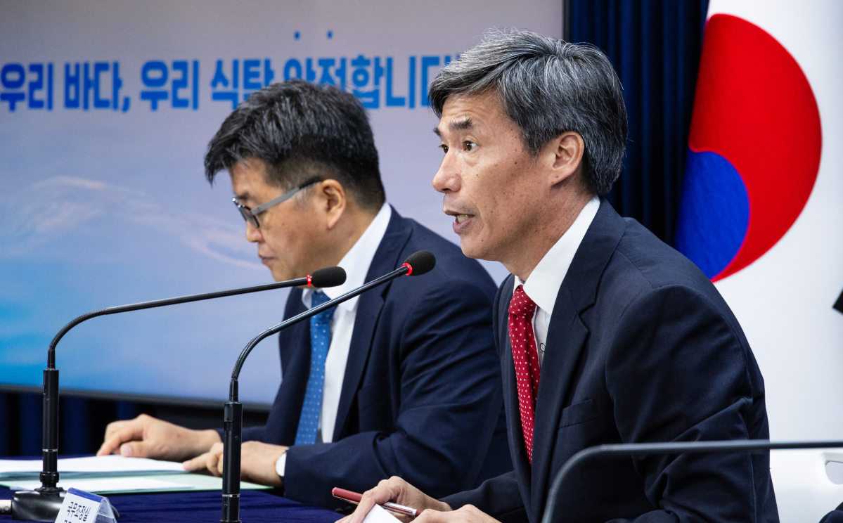 ▲박구연 국무조정실 1차장(오른쪽)이 17일 오전 서울 종로구 정부서울청사에서 열린 후쿠시마 원전 오염수 방류 관련 일일 브리핑에 참석해 전날 화상으로 진행된 한일 국장급 협의와 관련해 발언하고 있다. (사진제공=연합뉴스)