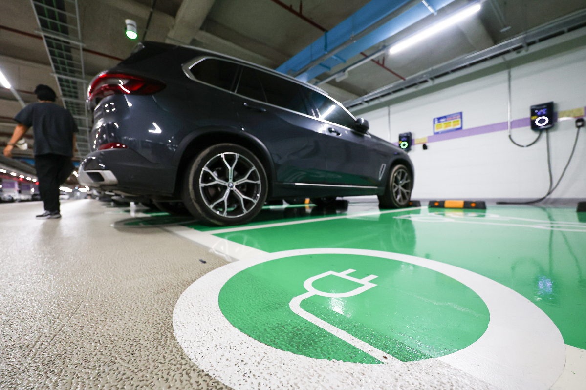 ▲서울 시내 한 전기차 충전소에서 충전 중인 전기차들. (연합뉴스)