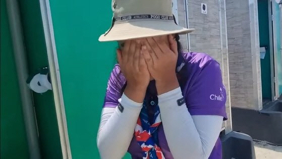 ▲2023 새만금 잼버리 대회에 참가했던 칠레의 한 대원이 재래식 화장실을 보며 당황스러워하고 있다. 출처= 유튜브 채널 ‘Patio Scout’
