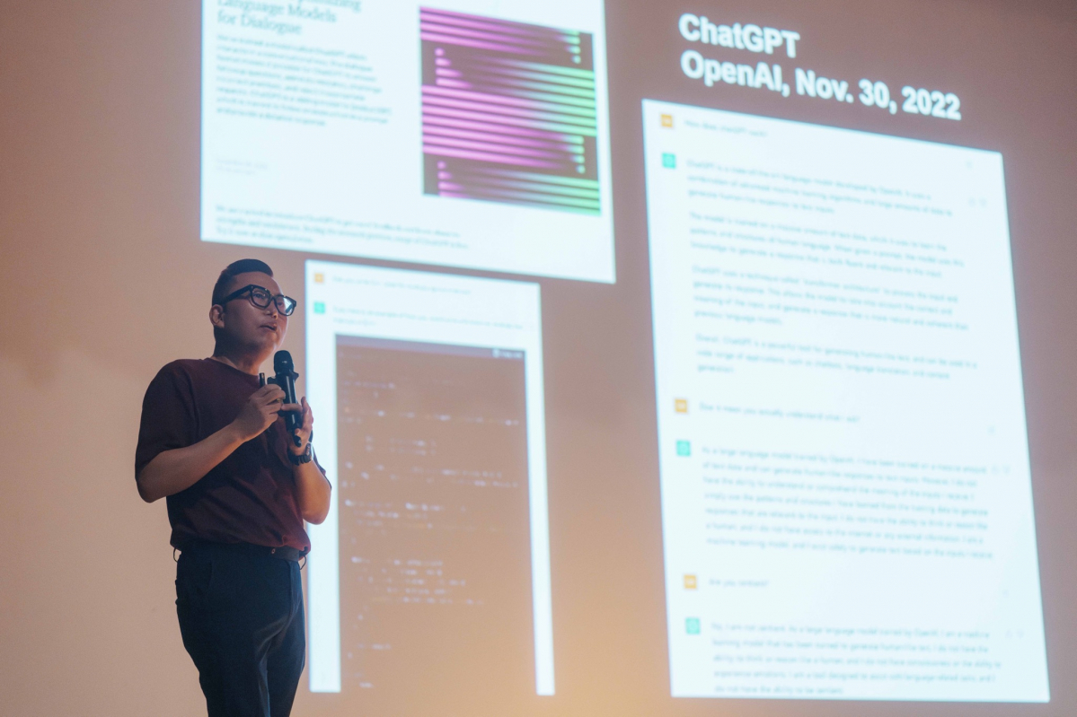 ▲김대식 카이스트 전기 및 전자공학부 교수가 생성형 AI에 관한 강연을 하고 있다.