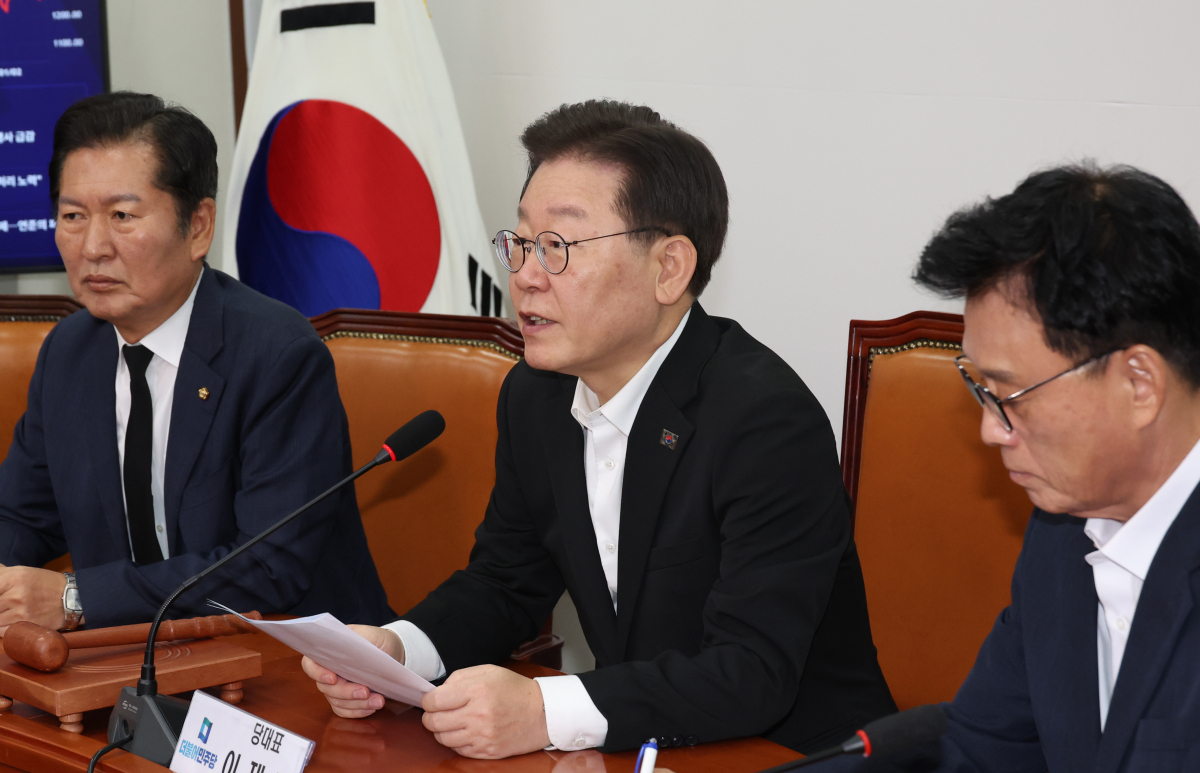 ▲<YONHAP PHOTO-1161> 발언하는 이재명 대표 (서울=연합뉴스) 신준희 기자 = 더불어민주당 이재명 대표가 18일 국회에서 열린 최고위원회의에서 발언을 하고 있다. 2023.8.18 hama@yna.co.kr/2023-08-18 09:22:41/<저작권자 ⓒ 1980-2023 ㈜연합뉴스. 무단 전재 재배포 금지.>