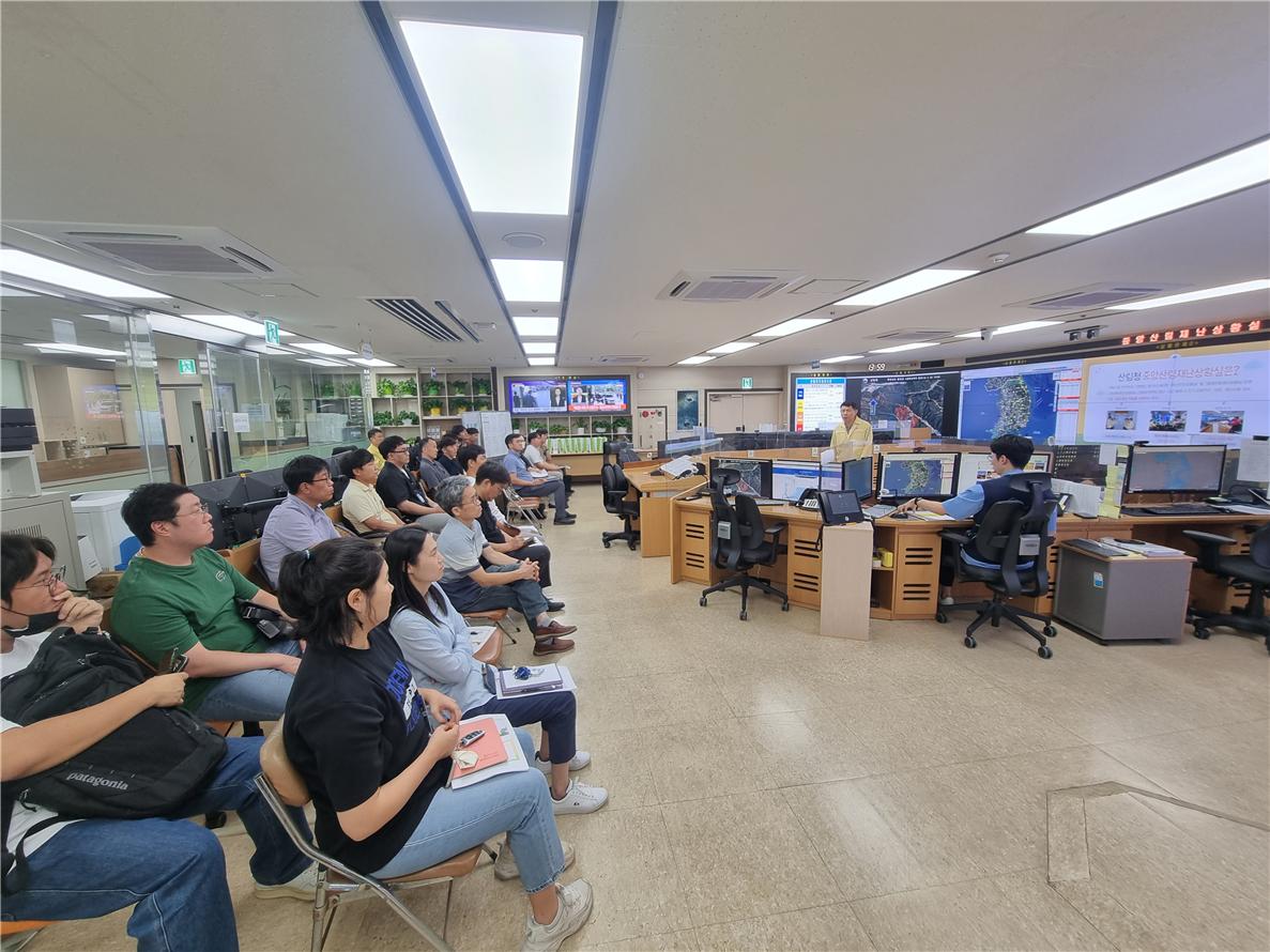 ▲17일 산림청 중산림재난상황실에서 열린 산림청-지자체 소통 간담회. (사진제공=산림청)