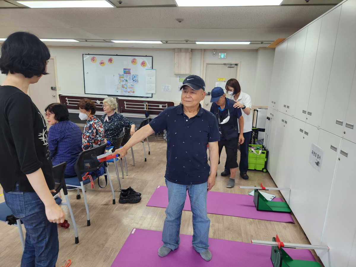 ▲악력기를 활용해 어르신 기본건강을 측정하고 있다. 사진제공-강서구청