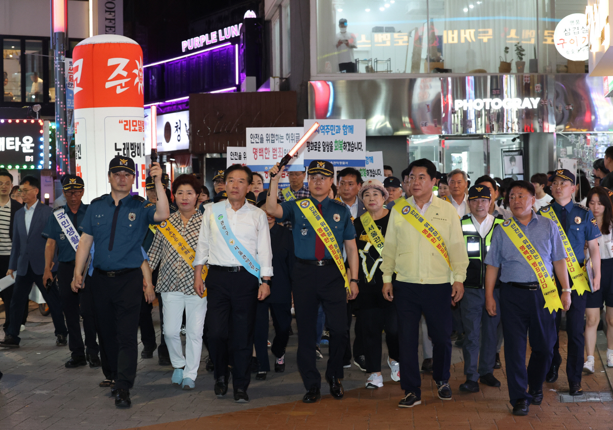 ▲신림동 흉기난동 사건 이후 전국에서 쏟아지고 있는 살인예고 글을 규탄하기 위해 8일 오후 서울 관악구 신림동 일대에서 관악경찰서, 구청장, 지역상인회, 자율방범대 등 유관기관들이 특별 범죄예방 합동 캠페인을 진행하고 있다. (연합뉴스)