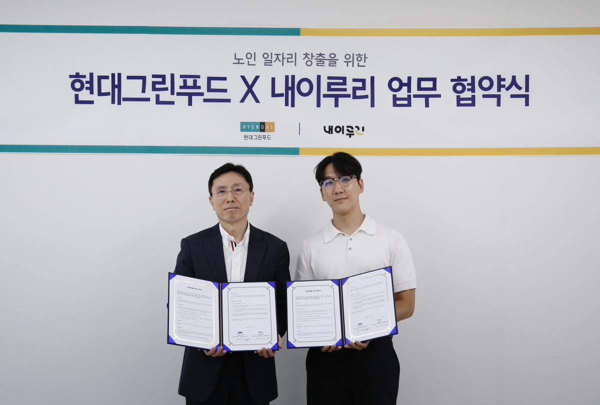 ▲18일 오전 경기도 성남시에 위치한 스마트 푸드센터에서 (왼쪽부터)김해곤 현대그린푸드 전략기획실장과 정현강 내이루리 대표가 기념 사진을 촬영하고 있다. (사진제공=현대백화점그룹)