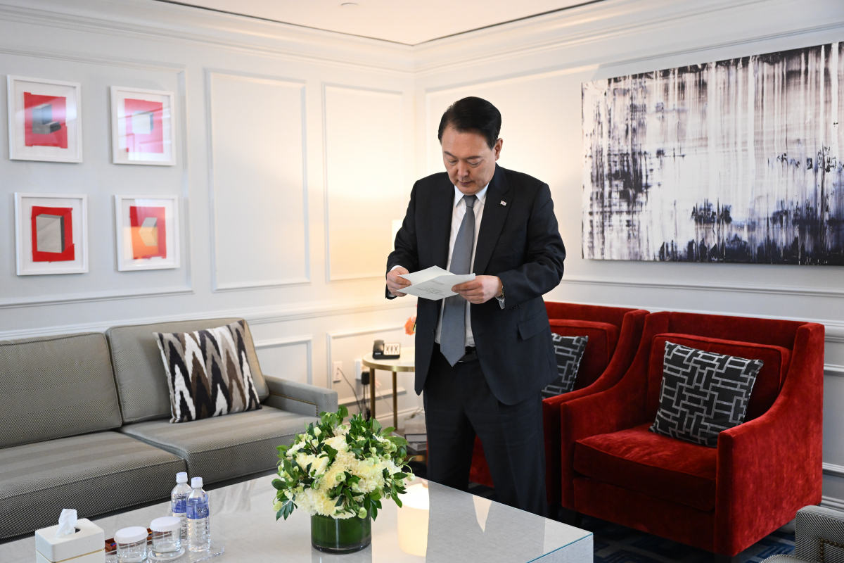 ▲<YONHAP PHOTO-1421> 바이든 대통령이 보낸 애도 메시지 보는 윤 대통령    (워싱턴=연합뉴스) 진성철 기자 = 조 바이든 미국 대통령이 초청국 정상으로서 윤석열 대통령 앞으로 고(故) 윤기중 연세대 명예교수를 애도하는 조화를 보냈다고 대통령실이 18일(한국시간) 밝혔다. 사진은 워싱턴 한 호텔에서 바이든 미국 대통령이 보낸 애도 메시지를 보는 윤 대통령. 2023.8.18 [대통령실 제공. 재판매 및 DB 금지]    zjin@yna.co.kr/2023-08-18 11:22:19/<저작권자 ⓒ 1980-2023 ㈜연합뉴스. 무단 전재 재배포 금지.>