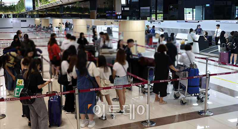 ▲중국인의 방한 관광 활성화를 위해 정부가 한중 항공편을 늘리는 특별 교통 대책을 시행한다. 18일 정부는 중국이 한국행 단체관광을 공식 재개한 것과 관련해 중국 국경절 연휴에 맞춰  한중 항공편을 조속히 증편하고 중국 내 비자신청센터를 베이징, 선양에 추가 개소하는 등 입국 편의를 제고하겠다고 밝혔다. 이날 김포국제공항이 여행객들로 북적이고 있다. 고이란 기자 photoeran@