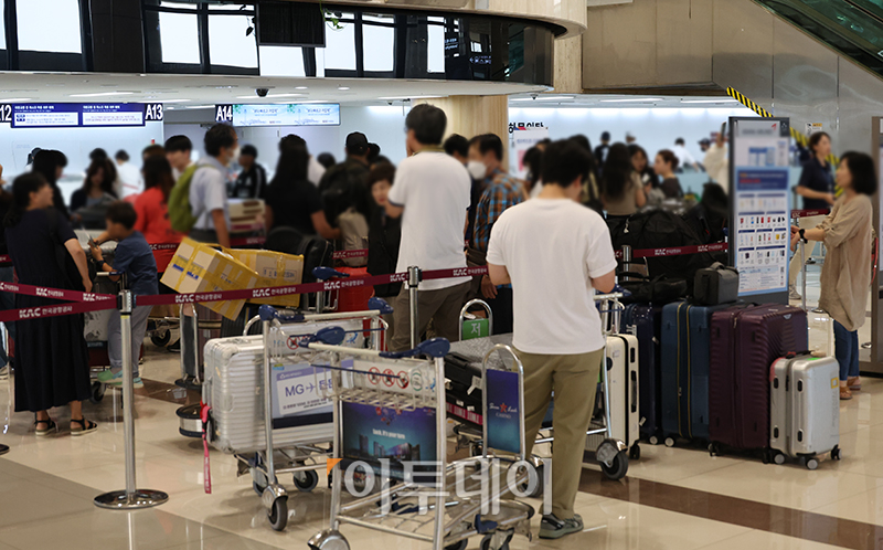 ▲중국인의 방한 관광 활성화를 위해 정부가 한중 항공편을 늘리는 특별 교통 대책을 시행한다. 18일 정부는 중국이 한국행 단체관광을 공식 재개한 것과 관련해 중국 국경절 연휴에 맞춰 한중 항공편을 조속히 증편하고 중국 내 비자신청센터를 베이징, 선양에 추가 개소하는 등 입국 편의를 제고하겠다고 밝혔다. 이날 김포국제공항이 여행객들로 북적이고 있다. 고이란 기자 photoeran@