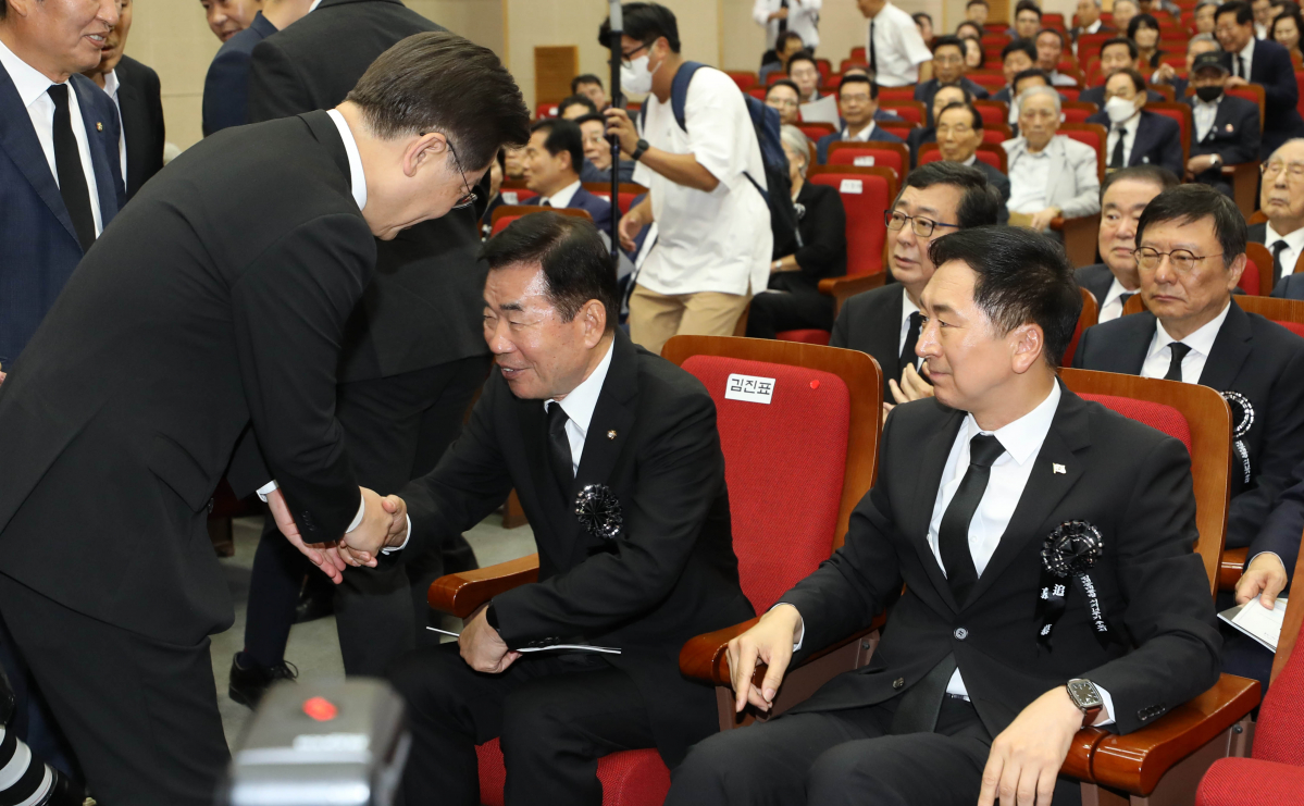 ▲김진표 국회의장과 이재명 더불어민주당 대표가 18일 오전 서울 동작구 국립서울현충원 현충관에서 열린 김대중 대통령 서거 14주기 추도식에서 인사를 나누고 있다. (뉴시스)