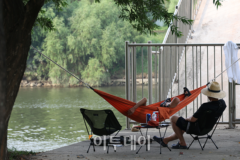 ▲서울 전역에 오존주의보가 내려진 18일 서울 양화 한강공원에 시민들이 그늘에서 휴식을 취하고 있다. 오존주의보는 오존이 시간당 평균 0.12ppm 이상일 때 발령하고 그 미만이면 해제한다.고이란 기자 photoeran@
