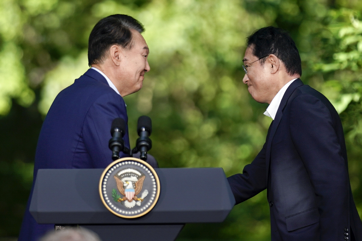 ▲윤석열 대통령과 기시다 후미오 일본 총리가 18일(현지시간) 기자회견장에서 인사하고 있다. 캠프 데이비드(미국)/AP연합뉴스
