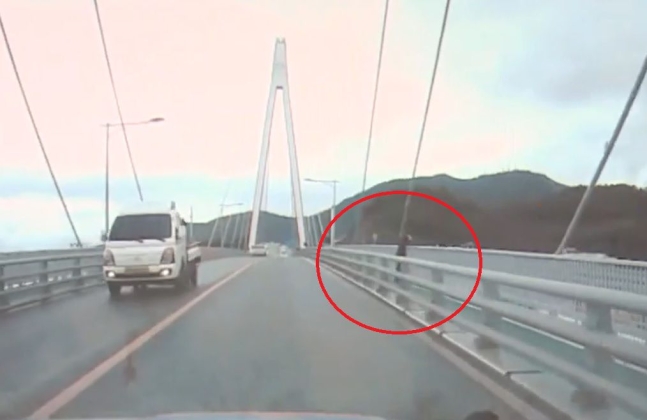 ▲다리에서 울고 있던 A씨.  (출처=SBS 보도 화면 캡쳐)