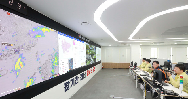 ▲LG전자가 경남도청 재난안전상황실에 가로 9.6m, 세로 1.35m 규모 마이크로 LED 사이니지 'LG 매그니트'를 설치했다. 재난안전상황실 직원들이 LG 매그니트의 선명한 화면으로 도로 교통, 날씨 변화 등 다양한 상황을 실시간으로 모니터링하고 있다. (사진제공=LG전자)