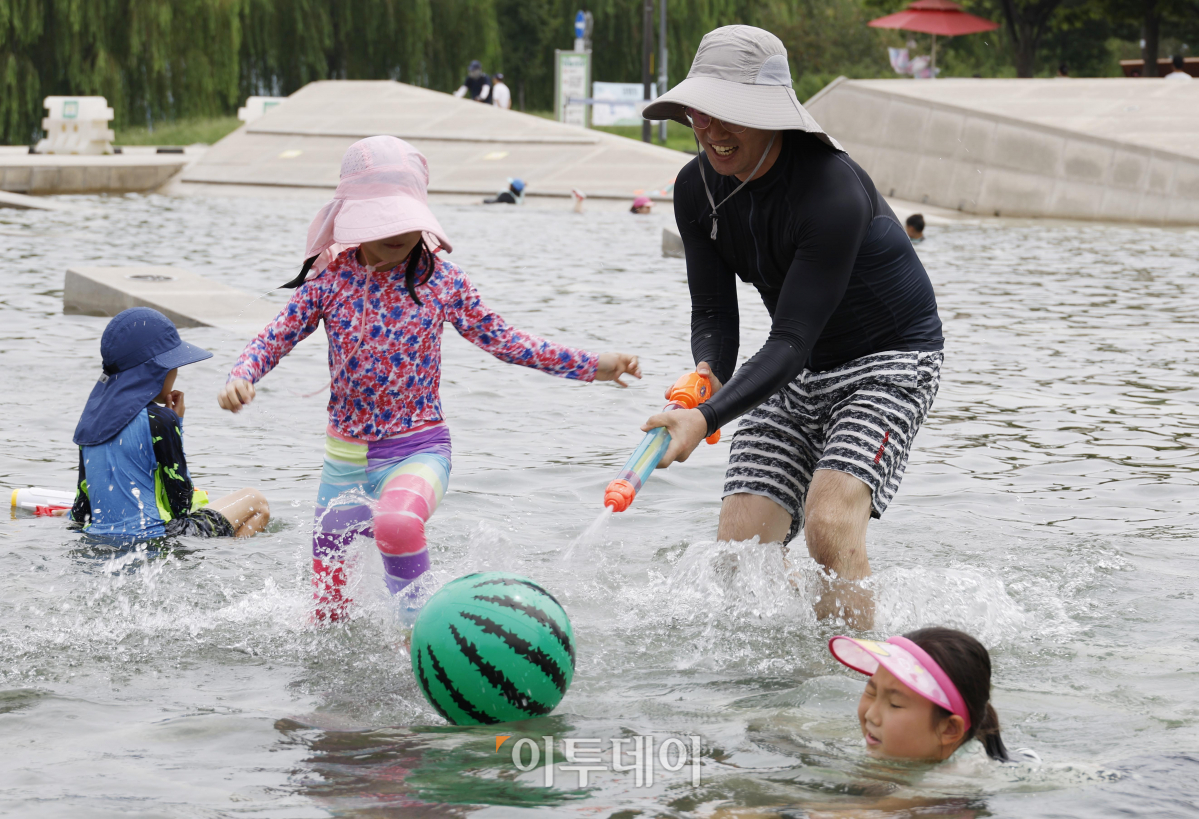 ▲전국 대부분 지역에 폭염 특보가 발효된 20일 오후 서울 영등포구 여의도 물빛광장에서 아이들이 물놀이를 하고 있다.  조현호 기자 hyunho@