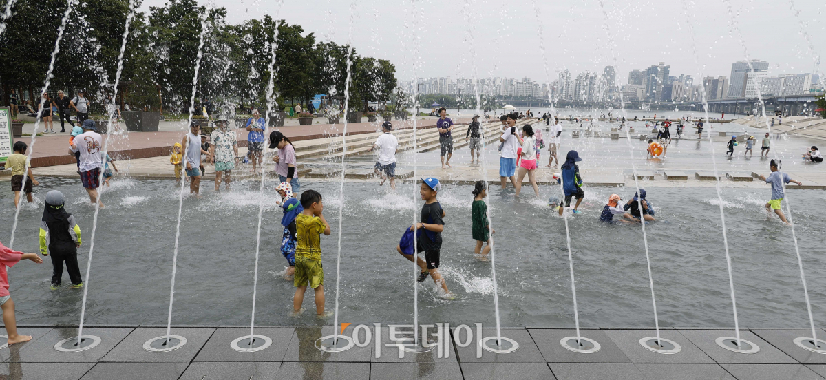 ▲전국 대부분 지역에 폭염 특보가 발효된 20일 오후 서울 영등포구 여의도 물빛광장에서 아이들이 물놀이를 하고 있다.  조현호 기자 hyunho@