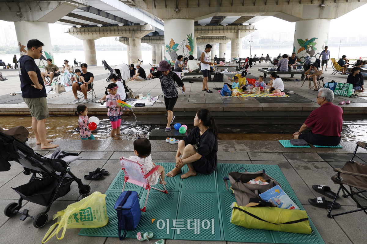 ▲전국 대부분 지역에 폭염 특보가 발효된 20일 오후 서울 영등포구 여의도한강공원을 찾은 시민들이 마포대교 밑에서 더위를 피하고 있다.  조현호 기자 hyunho@