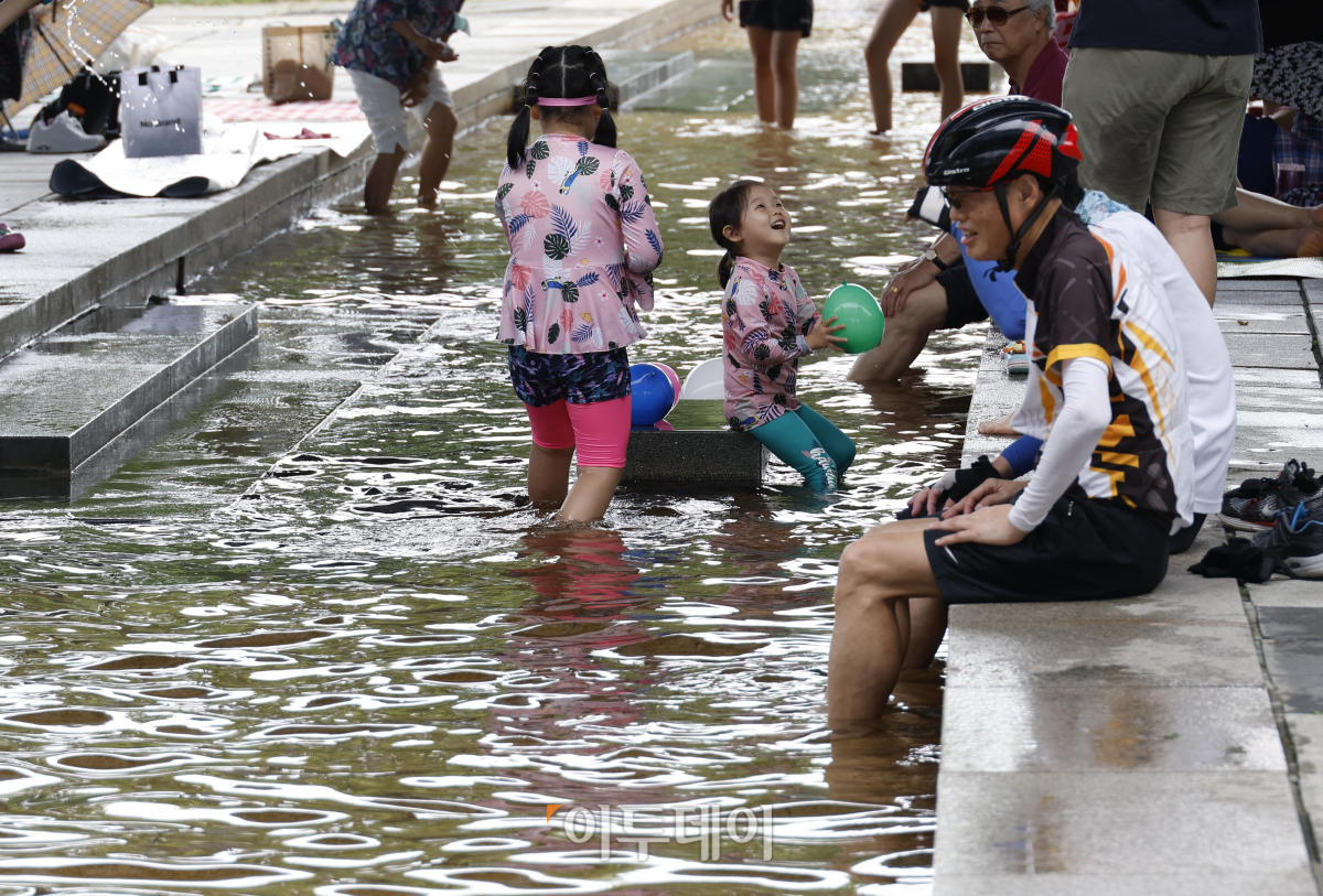 ▲전국 대부분 지역에 폭염 특보가 발효된 20일 오후 서울 영등포구 여의도한강공원을 찾은 시민들이 마포대교 밑에서 더위를 피하고 있다.  조현호 기자 hyunho@