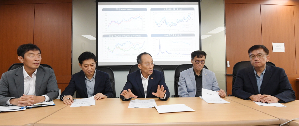 ▲추경호 경제부총리 겸 기획재정부장관은 20일 서울 은행연합회관에서 한국은행 총재, 금융위원장, 금융감독원장, 경제수석 등과 함께 거시경제·금융현안 간담회를 갖고 최근 글로벌 경제·금융 주요 현안과 그에 따른 영향을 집중 점검하고 있다.    * 참석자: 한국은행 총재 이창용, 금융위원회 위원장 김주현, 금융감독원 원장 이복현경제수석 최상목 (사진제공=기획재정부)