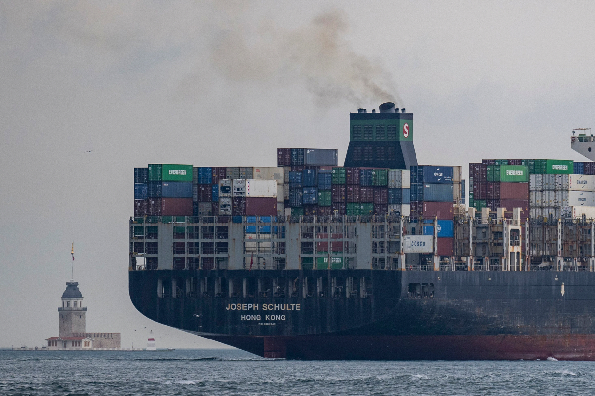 ▲홍콩 국적 선박이 18일 이스탄불 보스포러스 해협을 통과하고 있다. 해당 선박은 전날 오데사 항을 떠나 튀르키예로 향해 러시아의 흑해 봉쇄 후 처음으로 우크라이나 회랑을 이용한 선박으로 기록됐다. 보스포러스(튀르키예)/AFP연합뉴스
