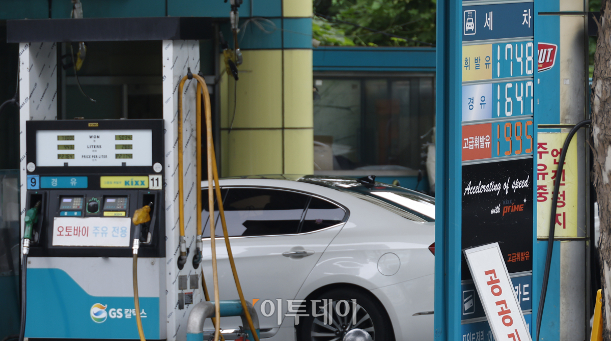 ▲국제 유가 상승 여파에 국내 주유소 휘발유와 경유 가격이 6주 연속 상승세를 이어가고 있다. 한국석유공사 유가정보시스템 오피넷에 따르면 8월 셋째 주(13∼17일) 전국 주유소의 휘발유 평균 판매 가격은 전주보다 32.7원 오른 리터(ℓ)당 1727.7원, 경유 판매 가격은 전주보다 62.3원 상승한 리터(ℓ)당 1588.3원을 기록했다. 사진은 20일 서울 시내의 한 주유소 유가 정보 게시판. 조현호 기자 hyunho@