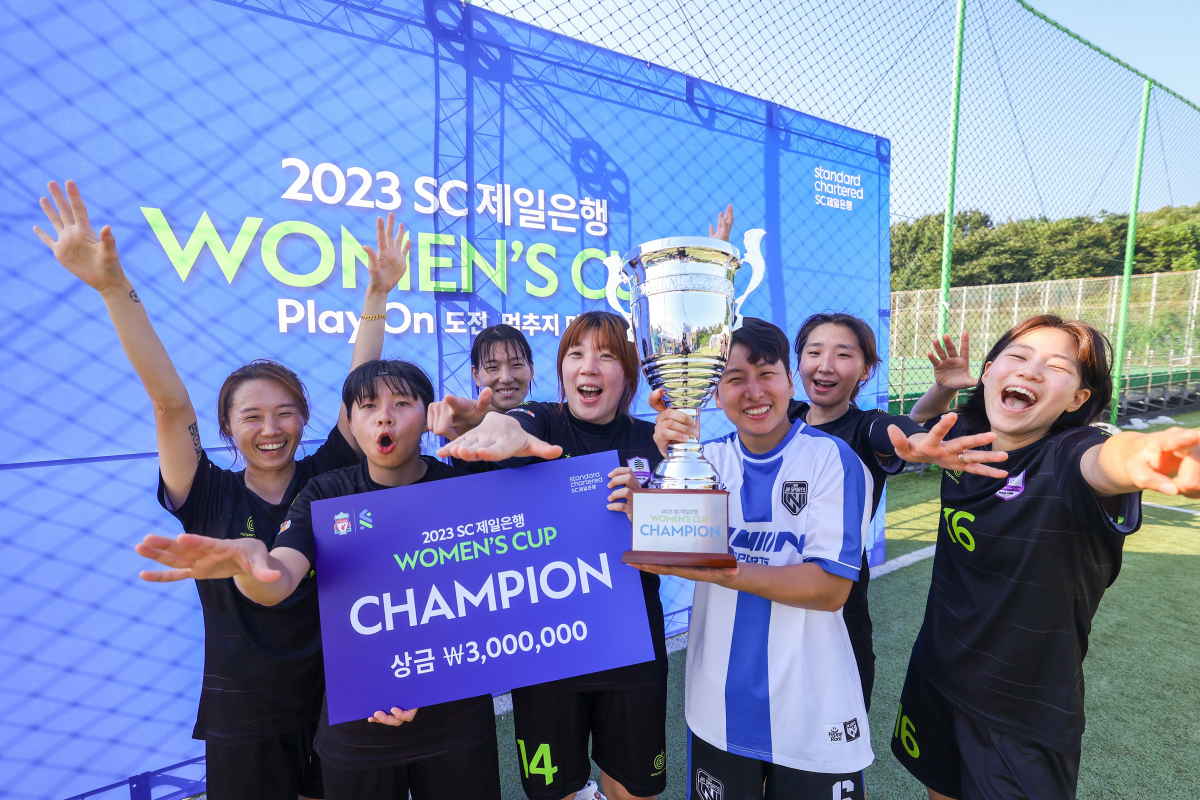 ▲지난 19일 수원 월드컵경기장 에스빌드 풋살파크에서 SC제일은행이 개최한 ‘SC제일은행 우먼스컵’ 에서 우승을 차지한 ‘FCNN’팀이 우승컵을 들고 기념촬영을 하고 있다. (사진제공=SC제일은행)