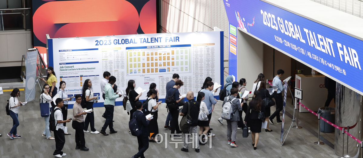 ▲21일 오전 서울 강남구 코엑스에서 열린 '글로벌 탤런트 페어(Global Talent Fair)'에서 구직자들이 박람회장에 입장하고 있다. 초대형 채용 박람회인 이번 행사는 외국인 투자 기업 채용 박람회, 글로벌 일자리 대전, 외국인 유학생 취업 박람회가 통합 개막했다. 박람회에는 국인 투자기업 180곳, 해외 구인처 120곳, 외국인 채용 국내기업 100곳이 참여해 이날부터 22일까지 진행한다. 조현호 기자 hyunho@