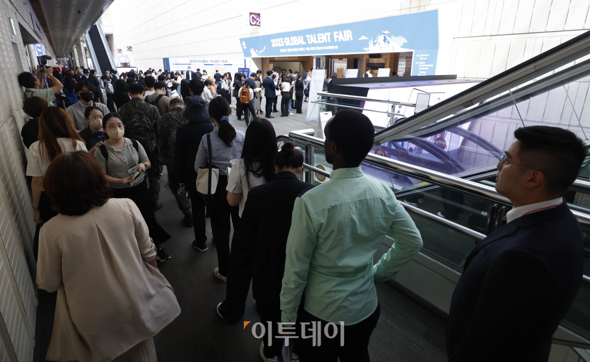 ▲21일 오전 서울 강남구 코엑스에서 열린 '글로벌 탤런트 페어(Global Talent Fair)'에서 구직자들이 박람회장에 입장하고 있다. 초대형 채용 박람회인 이번 행사는 외국인 투자 기업 채용 박람회, 글로벌 일자리 대전, 외국인 유학생 취업 박람회가 통합 개막했다. 박람회에는 국인 투자기업 180곳, 해외 구인처 120곳, 외국인 채용 국내기업 100곳이 참여해 이날부터 22일까지 진행한다. 조현호 기자 hyunho@