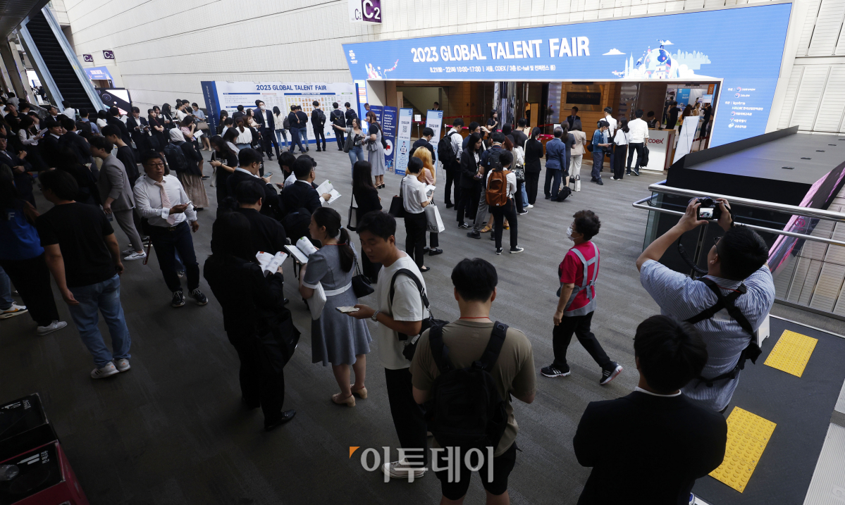 ▲21일 오전 서울 강남구 코엑스에서 열린 '글로벌 탤런트 페어(Global Talent Fair)'에서 구직자들이 박람회장에 입장하고 있다. 초대형 채용 박람회인 이번 행사는 외국인 투자 기업 채용 박람회, 글로벌 일자리 대전, 외국인 유학생 취업 박람회가 통합 개막했다. 박람회에는 국인 투자기업 180곳, 해외 구인처 120곳, 외국인 채용 국내기업 100곳이 참여해 이날부터 22일까지 진행한다. 조현호 기자 hyunho@