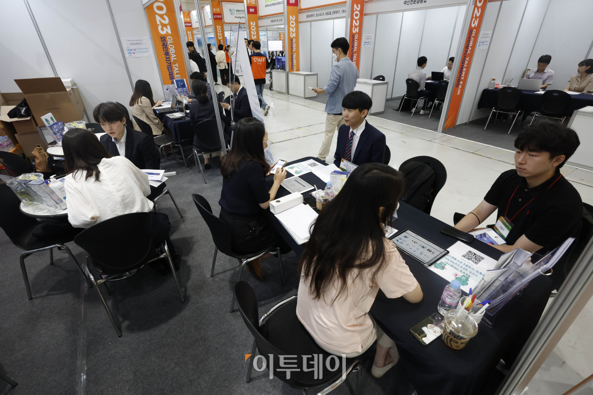 ▲21일 오전 서울 강남구 코엑스에서 열린 '글로벌 탤런트 페어(Global Talent Fair)'에서 구직자들이 채용 상담을 받고 있다. 초대형 채용 박람회인 이번 행사는 외국인 투자 기업 채용 박람회, 글로벌 일자리 대전, 외국인 유학생 취업 박람회가 통합 개막했다. 박람회에는 국인 투자기업 180곳, 해외 구인처 120곳, 외국인 채용 국내기업 100곳이 참여해 이날부터 22일까지 진행한다. 조현호 기자 hyunho@