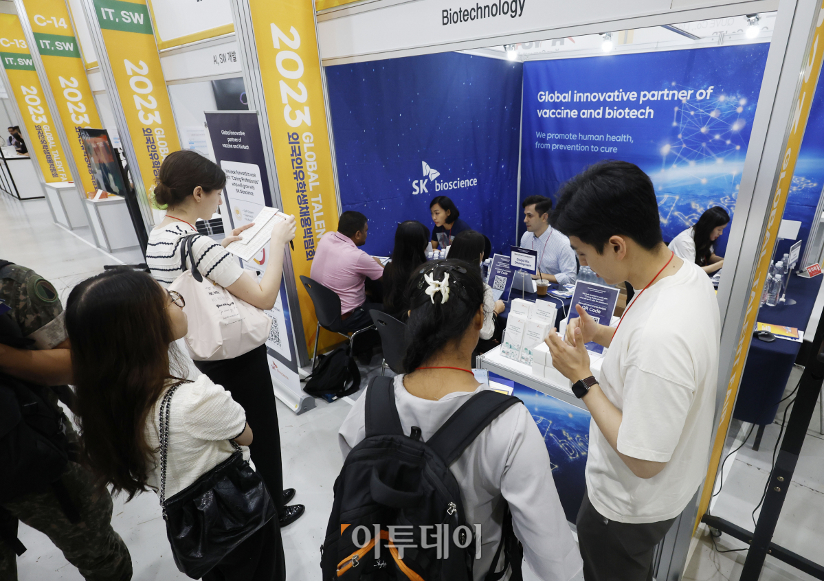▲21일 오전 서울 강남구 코엑스에서 열린 '글로벌 탤런트 페어(Global Talent Fair)'에서 구직자들이 채용 상담을 받기 위해 대기하고 있다. 초대형 채용 박람회인 이번 행사는 외국인 투자 기업 채용 박람회, 글로벌 일자리 대전, 외국인 유학생 취업 박람회가 통합 개막했다. 박람회에는 국인 투자기업 180곳, 해외 구인처 120곳, 외국인 채용 국내기업 100곳이 참여해 이날부터 22일까지 진행한다. 조현호 기자 hyunho@