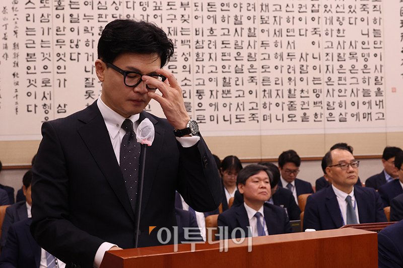 ▲한동훈 법무부 장관이 21일 서울 여의도 국회에서 열린 법제사법위원회 전체회의에서 2022회계연도 결산 관련 보고를 마치고 안경을 고쳐쓰고 있다. 고이란 기자 photoeran@