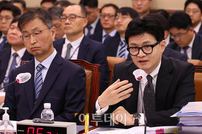 ▲한동훈 법무부 장관이 21일 서울 여의도 국회에서 열린 법제사법위원회 전체회의에서 의원 질의에 답변하고 있다. 왼쪽은 최재해 감사원장. 고이란 기자 photoeran@