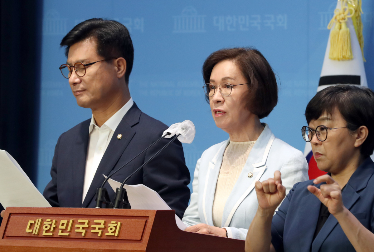 ▲이인선 국회 산업통상자원중소벤처기업위원회 소속 국민의힘 의원이 21일 오전 서울 여의도 국회 소통관에서 열린 고준위 방폐물 특별법 제정 촉구 기자회견에서 발언하고 있다. 왼쪽은 김영식 국회 과학기술방송통신위원회 소속 국민의힘 의원. (뉴시스)