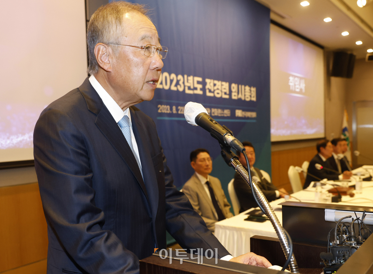 ▲류진 전국경제인연합회 신임 회장(풍산그룹 회장)이 22일 서울 영등포구 전경련회관에서 열린 2023년도 전국경제인연합회 임시총회에서 취임사를 하고 있다. 전국경제인연합회(전경련)는 이날 신임 회장으로 류진 풍산 그룹 회장을 선임하고 기관명을 ‘한국경제인협회(한경협)’로 변경하고 산하기관이었던 한국경제연구원을 흡수 통합하는 안건을 논의했다. 조현호 기자 hyunho@