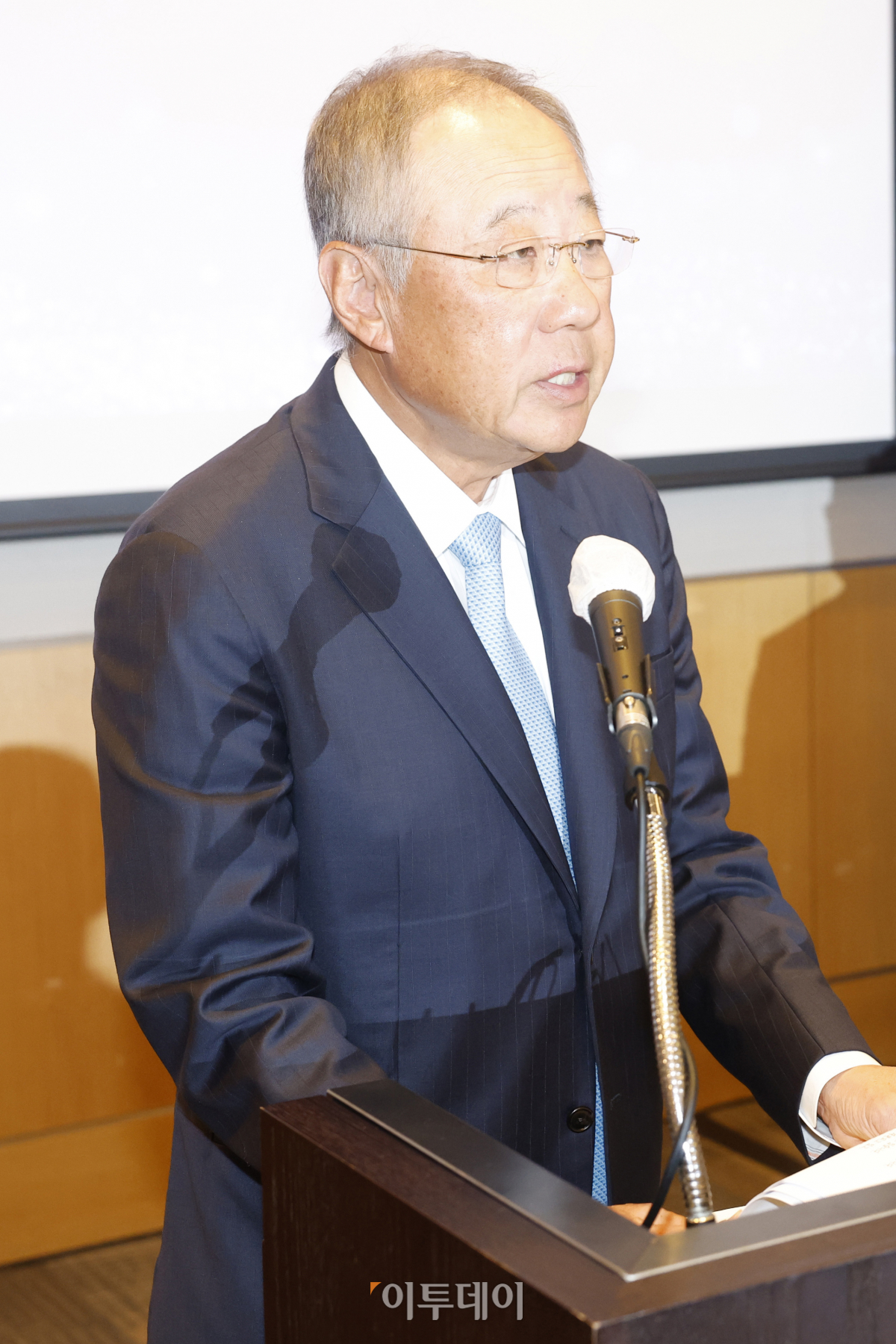 ▲류진 전국경제인연합회 신임 회장(풍산그룹 회장)이 22일 서울 영등포구 전경련회관에서 열린 2023년도 전국경제인연합회 임시총회에서 취임사를 하고 있다. 전국경제인연합회(전경련)는 이날 신임 회장으로 류진 풍산 그룹 회장을 선임하고 기관명을 ‘한국경제인협회(한경협)’로 변경하고 산하기관이었던 한국경제연구원을 흡수 통합하는 안건을 논의했다. 조현호 기자 hyunho@