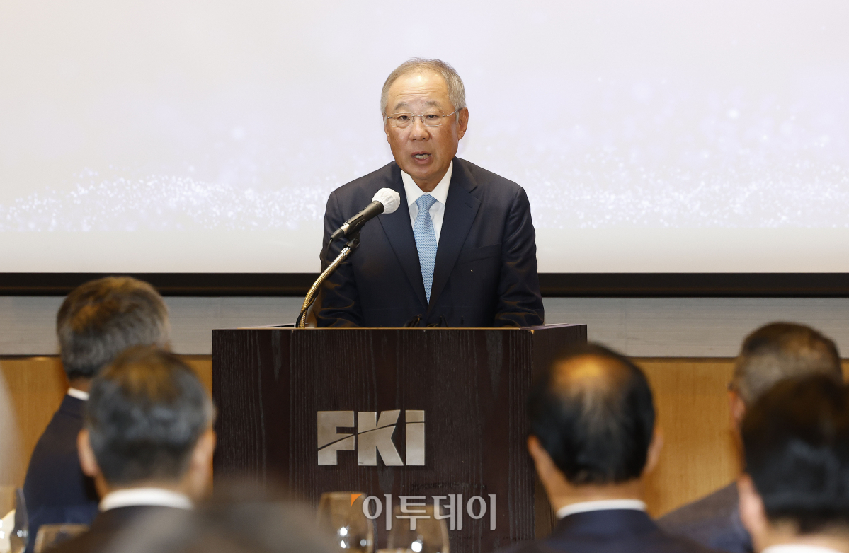 ▲류진 전국경제인연합회 신임 회장(풍산그룹 회장)이 22일 서울 영등포구 전경련회관에서 열린 2023년도 전국경제인연합회 임시총회에서 취임사를 하고 있다. 전국경제인연합회(전경련)는 이날 신임 회장으로 류진 풍산 그룹 회장을 선임하고 기관명을 ‘한국경제인협회(한경협)’로 변경하고 산하기관이었던 한국경제연구원을 흡수 통합하는 안건을 논의했다. 조현호 기자 hyunho@