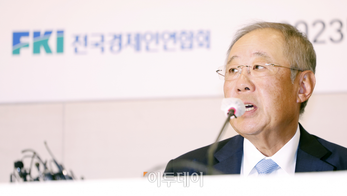 ▲류진 전국경제인연합회 신임 회장(풍산 그룹 회장)이 22일 서울 영등포구 전경련회관 컨퍼런스센터에서 '제39대 전경련 회장 취임 기자간담회'를 하고 있다. 조현호 기자  hyunho@