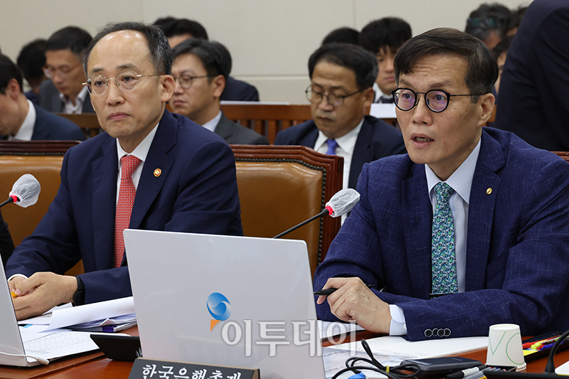 ▲이창용 한국은행 총재가 22일 서울 여의도 국회에서 열린 기획재정위원회 전체회의에서 의원 질의에 답하고 있다. 왼쪽은 추경호 경제부총리 겸 기획재정부 장관. 고이란 기자 photoeran@