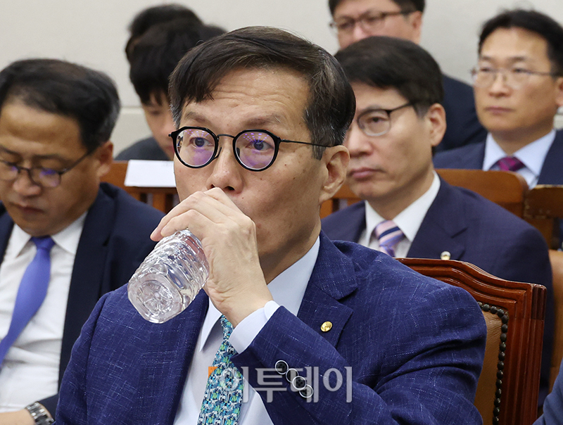 ▲이창용 한국은행 총재가 22일 서울 여의도 국회에서 열린 기획재정위원회 전체회의에서 물을 마시고 있다. 고이란 기자 photoeran@