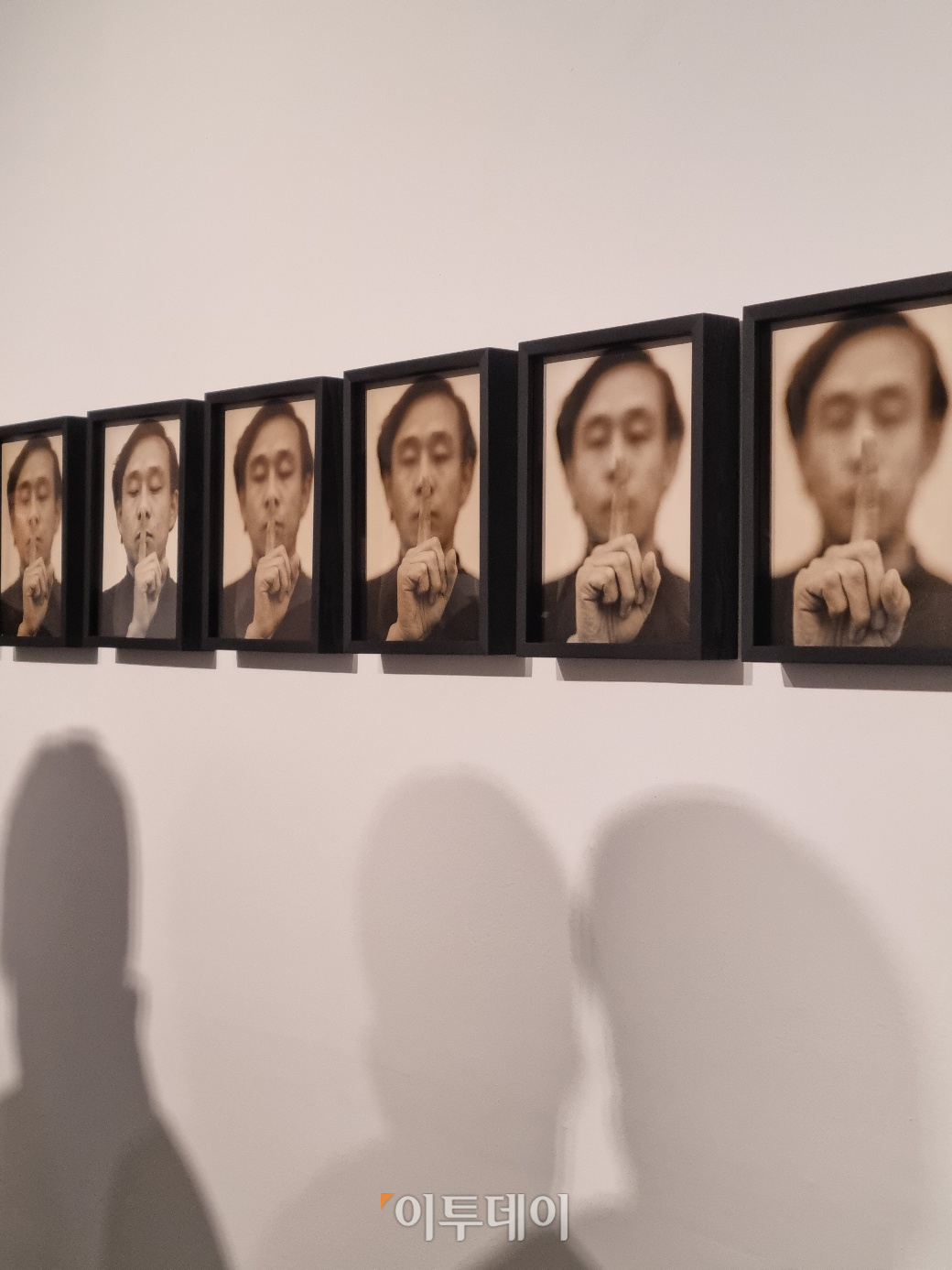 ▲22일 오전 서울 종로 갤러리현대에서 열린 '성능경의 망친 예술 행각' 전시. 성 작가의 대표작 '검지'가 걸려 있다.