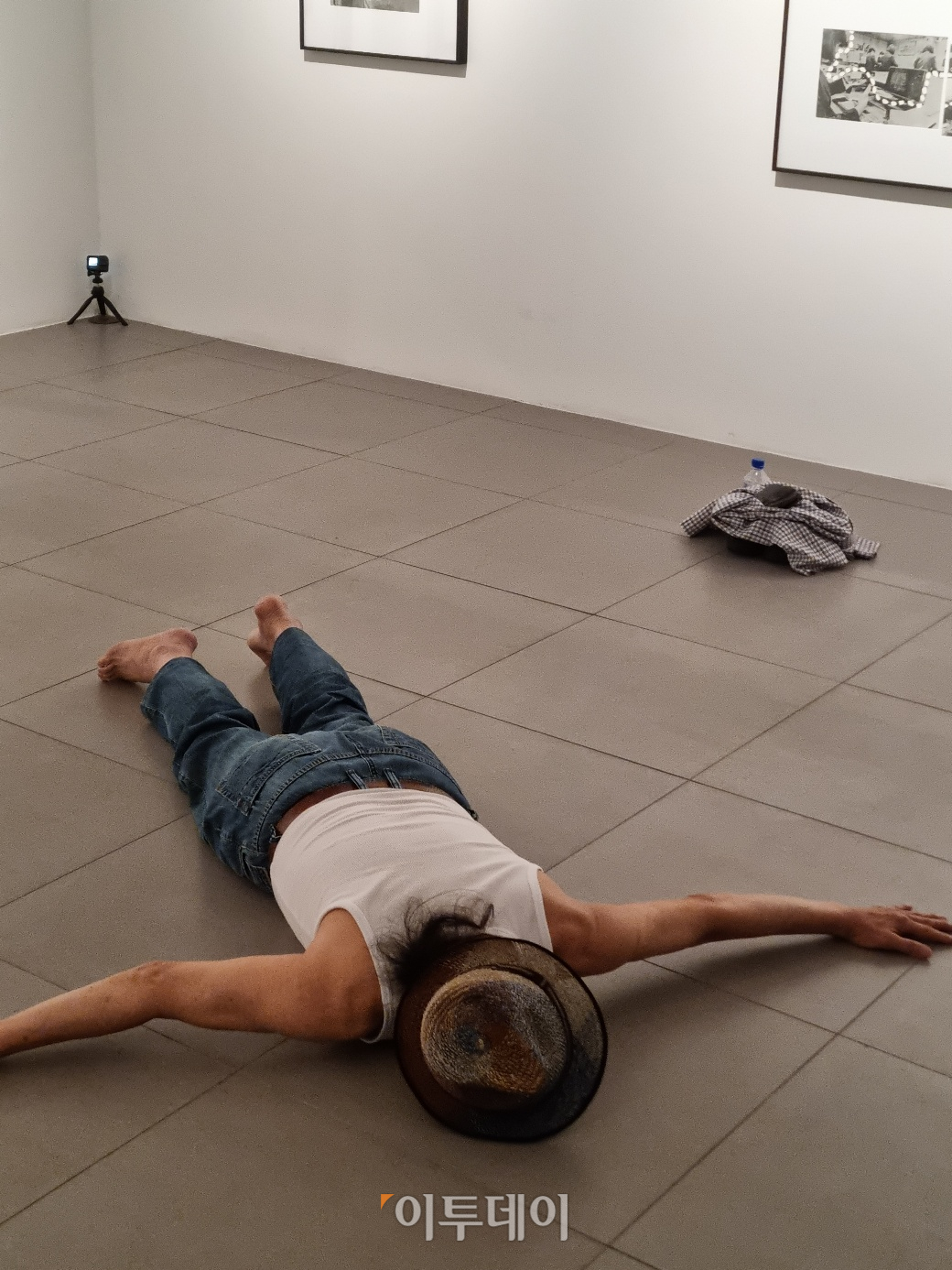 ▲22일 오전 서울 종로 갤러리현대에서 열린 '성능경의 망친 예술 행각' 전시. 성 작가의 대표작 '수축과 팽창'의 퍼포먼스를 선보이고 있다.