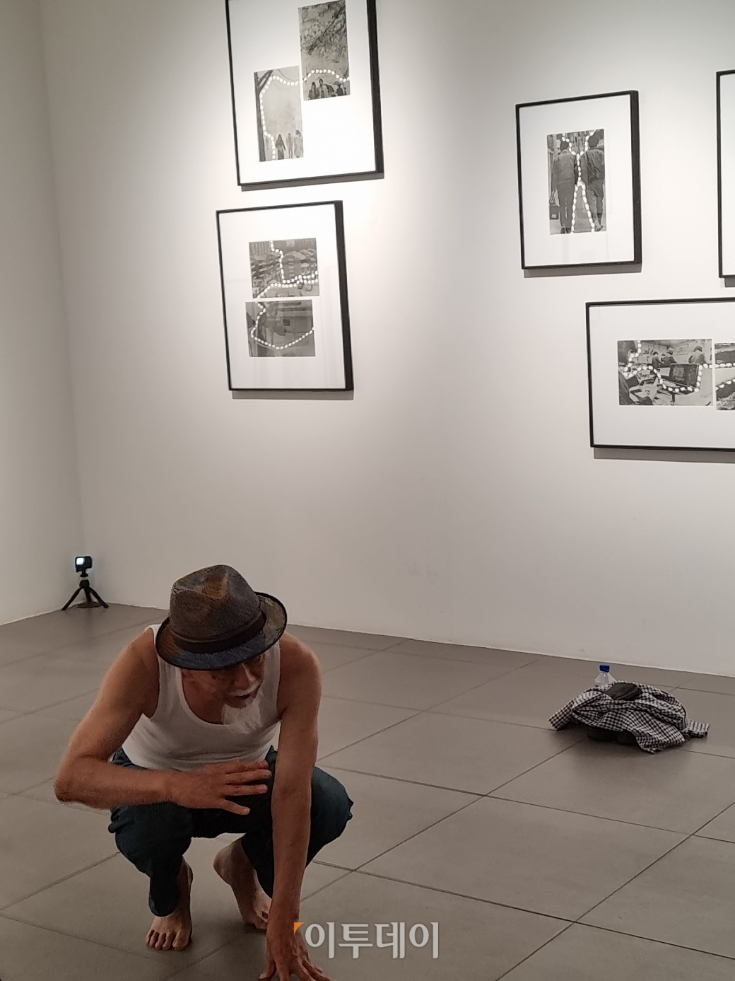 ▲22일 오전 서울 종로 갤러리현대에서 열린 '성능경의 망친 예술 행각' 전시. 성 작가의 대표작 '수축과 팽창'의 퍼포먼스를 선보이고 있다.